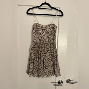 Pretty silk leopard print strapless dress